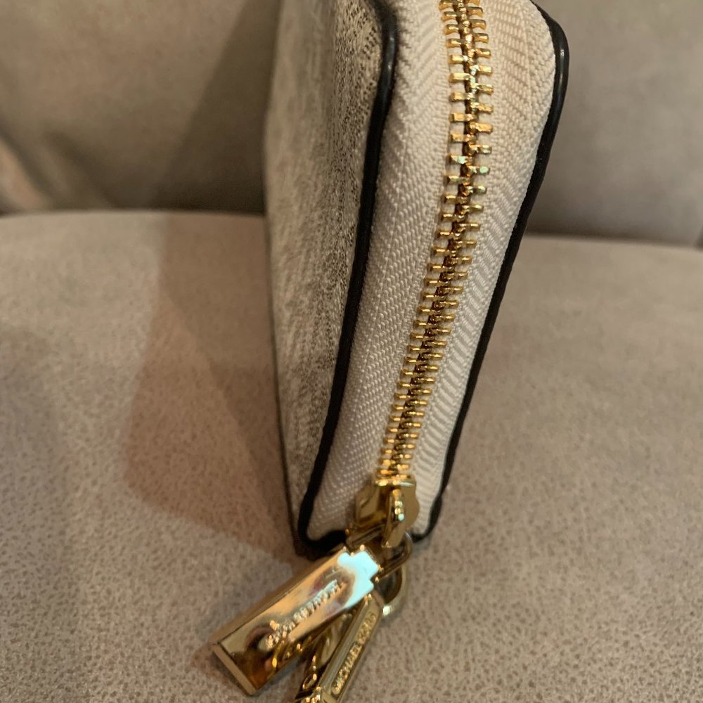 Michael Kors Large Leather Phone Wallet/Wristlet - Picture 2 of 5